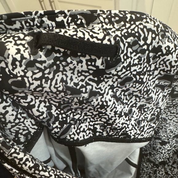 Lululemon Fast and Free High-Rise Shorts - 10” Inseam - gray and black - Size 8 - Picture 6 of 7